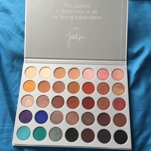 Jaclyn hill palette